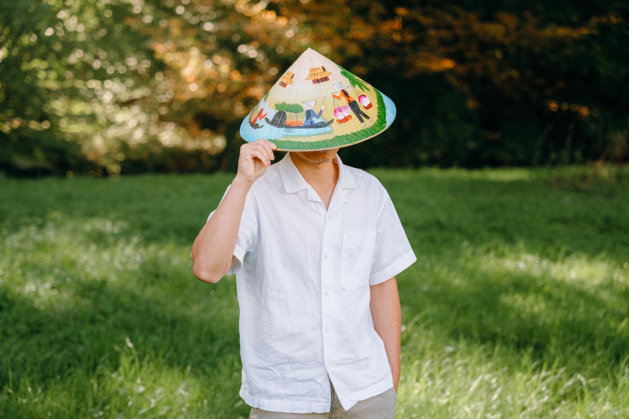 Hoc met een traditionele Vietnamese nón lá